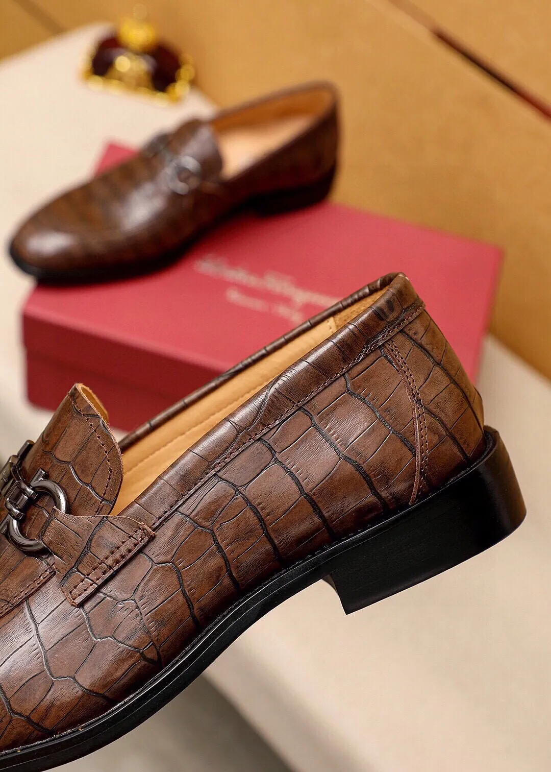 Men's shoes 💰460 💐 Product trademark: Ferragamo "Ferragamo" casual leather shoes Regular size: 38-44 (custom-made at 45.46.47🉑️) Product materials: Selected imported first-layer calfskin embossed upper + original hardware buckle, imported water-dyed cow leather lining. Strong three-dimensional visual effect, combined outsole Color: 2⃣️colors available